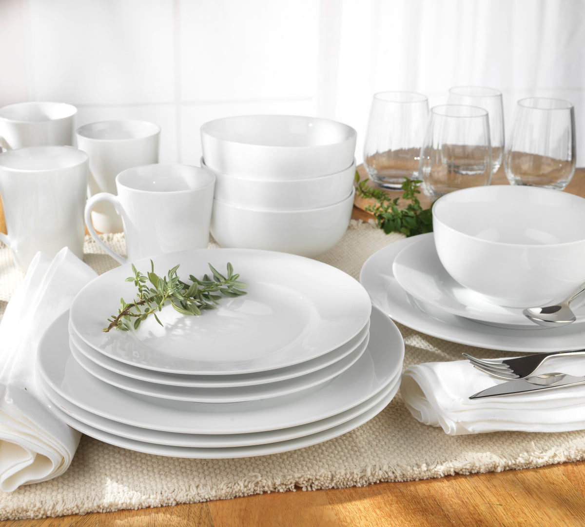 Everyday Classic Coupe Porcelain 16-Piece Dinnerware Set